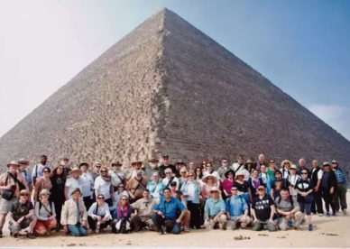 صور سياح أجانب مع اهرامات مصر -عالم الصور